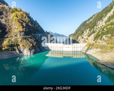 Vue aérienne en perspective de l'eau fixe bloquée par les murs du barrage sur le lac roseland dans le sud de la France Banque D'Images