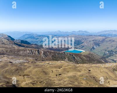 Tir de drone spectaculaire du lac de la Gittaz pris des roches Merles près du massif du Mont blanc en Savoie, France Banque D'Images