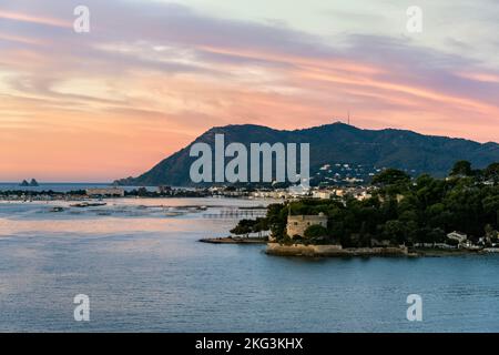 Lever de soleil à Port la Seyne-sur-Mer, Toulon France Banque D'Images