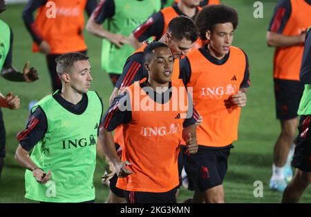 Timothy Castagne en Belgique et Youri Tielemans en Belgique photographiés lors d'une session de formation de l'équipe nationale belge de football les Red Devils, au Hilton Salwa Beach Resort à Abu Samra, État du Qatar, le lundi 21 novembre 2022. Les Red Devils se préparent à la prochaine coupe du monde FIFA 2022 au Qatar. BELGA PHOTO VIRGINIE LEFOUR Banque D'Images