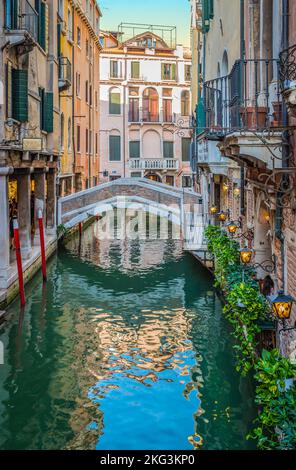 Pont sur le canal étroit de Venise. Banque D'Images