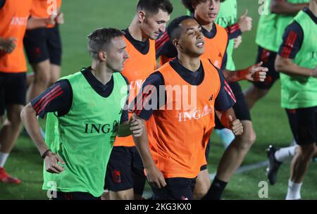 Timothy Castagne en Belgique et Youri Tielemans en Belgique photographiés lors d'une session de formation de l'équipe nationale belge de football les Red Devils, au Hilton Salwa Beach Resort à Abu Samra, État du Qatar, le lundi 21 novembre 2022. Les Red Devils se préparent à la prochaine coupe du monde FIFA 2022 au Qatar. BELGA PHOTO VIRGINIE LEFOUR Banque D'Images