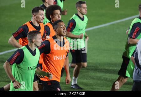 Timothy Castagne en Belgique et Youri Tielemans en Belgique photographiés lors d'une session de formation de l'équipe nationale belge de football les Red Devils, au Hilton Salwa Beach Resort à Abu Samra, État du Qatar, le lundi 21 novembre 2022. Les Red Devils se préparent à la prochaine coupe du monde FIFA 2022 au Qatar. BELGA PHOTO VIRGINIE LEFOUR Banque D'Images