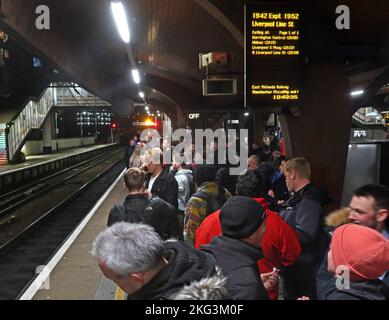 Plate-forme ferroviaire très fréquentée, passagers en soirée attendant des trains du Nord emballés, retardés et annulés, à la gare d'Oxford Road, Manchester, Royaume-Uni Banque D'Images