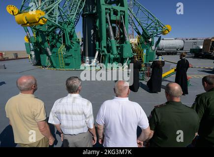 Expédition 68 Bénédiction de Soyouz. L'évêque orthodoxe russe Ignatii bénit la fusée Soyouz, le mardi 20 septembre 2022, sur le plateau de lancement du cosmodrome de Baïkonour au Kazakhstan. Expédition 68 l'astronaute Frank Rubio de la NASA, et les cosmonautes Sergey Prokopyev et Dmitri Petelin de Roscosmos, doivent se lancer à bord de leur vaisseau Soyouz MS-22 le 21 septembre. Banque D'Images