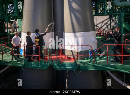 Expédition 68 Bénédiction de Soyouz. L'évêque orthodoxe russe Ignatii bénit la fusée Soyouz, le mardi 20 septembre 2022, sur le plateau de lancement du cosmodrome de Baïkonour au Kazakhstan. Expédition 68 l'astronaute Frank Rubio de la NASA, et les cosmonautes Sergey Prokopyev et Dmitri Petelin de Roscosmos, doivent se lancer à bord de leur vaisseau Soyouz MS-22 le 21 septembre. Banque D'Images