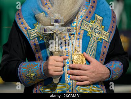 Expédition 68 Bénédiction de Soyouz. L'évêque orthodoxe russe Ignatii bénit la fusée Soyouz, le mardi 20 septembre 2022, sur le plateau de lancement du cosmodrome de Baïkonour au Kazakhstan. Expédition 68 l'astronaute Frank Rubio de la NASA, et les cosmonautes Sergey Prokopyev et Dmitri Petelin de Roscosmos, doivent se lancer à bord de leur vaisseau Soyouz MS-22 le 21 septembre. Banque D'Images