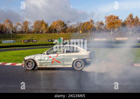 BMW série 3 modifiée en blanc gris ; sport automobile personnalisé HYC ; voiture à propulsion arrière, conduite sur pistes de dérive et virages à grande vitesse sur routes humides lors d'une journée des trois sœurs de la dérive à Wigan, au Royaume-Uni Banque D'Images