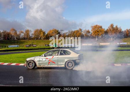 BMW série 3 modifiée en blanc gris ; sport automobile personnalisé HYC ; voiture à propulsion arrière, conduite sur pistes de dérive et virages à grande vitesse sur routes humides lors d'une journée des trois sœurs de la dérive à Wigan, au Royaume-Uni Banque D'Images