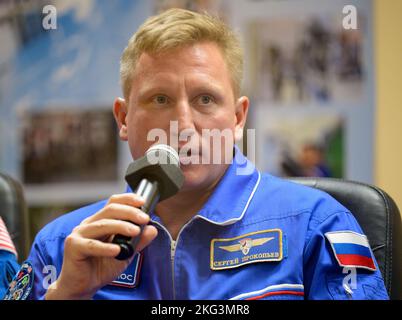 Expedition 68 Conférence de presse. Expédition 68 le cosmonaute Sergey Prokopyev de Roscosmos est vu en quarantaine, derrière le verre, lors d'une conférence de presse, le mardi 20 septembre 2022, à l'hôtel Cosmonaute de Baikonour, au Kazakhstan. Prokopyev, Frank Rubio, de la NASA, et Dmitri Petelin, de Roscosmos, devraient se lancer à la Station spatiale internationale à bord de l'engin spatial Soyouz MS-22 le 21 septembre. Banque D'Images