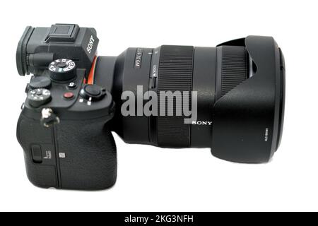 Le Caire, l'Egypte, 20 octobre 2022 : boîtier d'appareil photo numérique professionnel plein format Sony Alpha A7s iii sans miroir avec objectif Sony FE 24-70mm zoom F2,8 GM avec un Banque D'Images