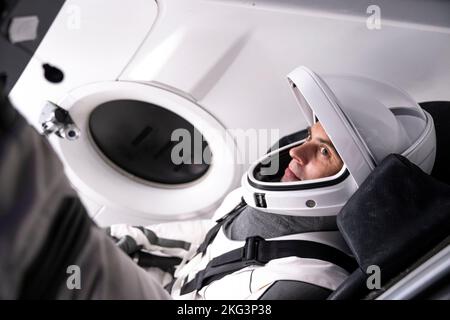 Le cosmonaute Roscosmos et spécialiste de mission SpaceX Crew-6 Andrey Fedyaev s'est entraîné à l'intérieur d'une maquette Dragon Crew à Hawthorne, en Californie, le 27 septembre 2022. Banque D'Images