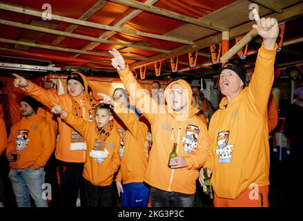 LA HAYE - Orange fans sur le marché Haagse, mieux connu sous le nom de Oranjestraat, lors du match de coupe du monde au Qatar entre le Sénégal et les pays-Bas. ANP SEM VAN DER WAL pays-bas sortie - belgique sortie Banque D'Images