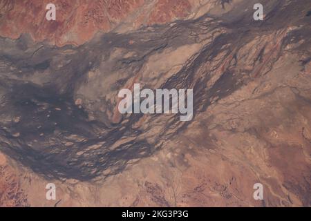 L'équipage de l'expédition 68 a photographié une partie du bassin du lac Eyre dans le centre-ouest du Queensland, en Australie, depuis la Station spatiale internationale en orbite à 261 miles au-dessus de la Terre le 29 septembre 2022. Banque D'Images