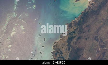 La côte est du Queensland, Australie, y compris la Grande barrière de corail, est photographiée depuis la Station spatiale internationale à une altitude de 261 miles le 30 septembre 2022, lors de l'expédition 68. Banque D'Images