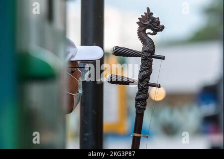 Hong Kong, Chine. 19th novembre 2022. Un musicien joue « Glory to Hong Kong » et « est-ce que tu es ici le peuple Sing ? » Sur un erhu en face de la gare de Quarry Bay à Hong Kong. « Glory to Hong Kong », considéré comme un hymne non officiel des manifestations pro-démocratiques de 2019, a fait la une des journaux dernièrement en raison de son erreur par rapport à l'hymne national chinois lors de plusieurs manifestations internationales de rugby. À Hong Kong, des questions persistent quant à la légalité de jouer ou d'exécuter cette chanson en public en vertu de la loi sur la sécurité nationale. Crédit : SOPA Images Limited/Alamy Live News Banque D'Images