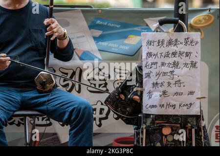 Hong Kong, Chine. 19th novembre 2022. Un musicien joue « Glory to Hong Kong » et « est-ce que tu es ici le peuple Sing ? » Sur un erhu en face de la gare de Quarry Bay à Hong Kong. « Glory to Hong Kong », considéré comme un hymne non officiel des manifestations pro-démocratiques de 2019, a fait la une des journaux dernièrement en raison de son erreur par rapport à l'hymne national chinois lors de plusieurs manifestations internationales de rugby. À Hong Kong, des questions persistent quant à la légalité de jouer ou d'exécuter cette chanson en public en vertu de la loi sur la sécurité nationale. Crédit : SOPA Images Limited/Alamy Live News Banque D'Images