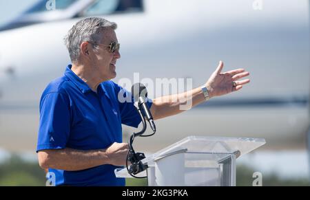 Arrivée de l’équipage SpaceX Crew-5 de la NASA pour les activités de Prelaunch. Bob Cabana, administrateur associé de la NASA, parle après que les astronautes de la NASA Nicole Mann et Josh Cassada, l'astronaute de l'Agence japonaise d'exploration aérospatiale (JAXA) Koichi Wakata et le cosmonaute Anna Kikina, cosmos, sont arrivés au centre de lancement et d'atterrissage du Kennedy Space Center de la NASA, en prévision de la mission de SpaceX-5, le samedi 1 octobre 2022, en Floride. La mission SpaceX Crew-5 de la NASA est la cinquième mission de rotation de l’équipage du vaisseau spatial SpaceX Crew Dragon et de la fusée Falcon 9 à destination de la Station spatiale internationale dans le cadre du projet commercial C de l’agence Banque D'Images