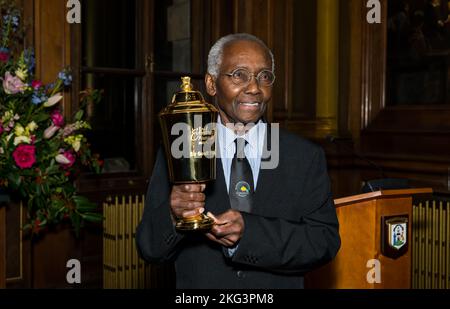 Sir Geoff Palmer avec le trophée de la coupe affectueuse, célébration du prix d'Édimbourg, City Chambers, Écosse, Royaume-Uni Banque D'Images