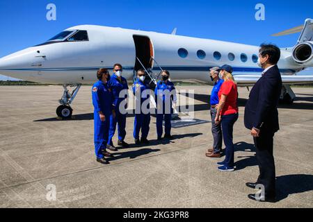 La NASA organise un événement médiatique pour la mission SpaceX Crew-5 de l’agence. Les membres de l’équipage de la mission SpaceX Crew-5 de la NASA à la Station spatiale internationale arrivent à l’installation de lancement et d’atterrissage du Kennedy Space Center en Floride le 1 octobre 2022. De gauche à droite se trouvent Nicole Mann, commandant; Josh Cassada, pilote; Koichi Wakata, Spécialiste de mission; et Anna Kikina, spécialiste de mission. Saluez l'équipage, de gauche à droite, Bob Cabana, administrateur associé de la NASA; Janet Petro, Directeur Kennedy; et Junichi Sakai, directeur, Station spatiale internationale, JAXA. L’équipage se dirige vers les quartiers d’équipage du centre au fur et à mesure qu’il s’awira Banque D'Images