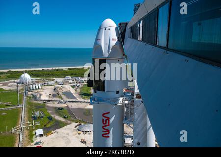 SpaceX Crew-5 vertical et lever du soleil. Voici un gros plan du vaisseau spatial Dragon Endurance de SpaceX, installé au sommet de la fusée Falcon 9 de la société, au complexe de lancement 39A du Kennedy Space Center de la NASA en Floride, le 1 octobre 2022, avant le lancement de SpaceX Crew-5 par la NASA. L’endurance transportera les astronautes de la NASA Nicole Mann, commandant; Josh Cassada, pilote; et les spécialistes de mission Koichi Wakata, de JAXA (Agence japonaise d’exploration aérospatiale), et le cosmos cosmonaute Anna Kikina à la Station spatiale internationale pour une mission scientifique dans le cadre du programme d’équipage commercial de la NASA. Le décollage est ciblé pour n Banque D'Images