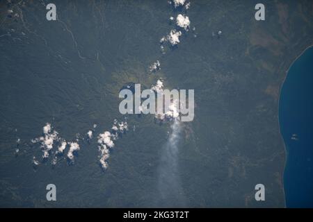 Depuis l'ISS, à 260 miles au-dessus du sud-ouest de l'océan Pacifique, le 2 octobre 2022, Billy Mitchell Crater Lake et le volcan Bagana actif sur l'île de Bougainville, en Papouasie-Nouvelle-Guinée, ont été photographiés. Banque D'Images