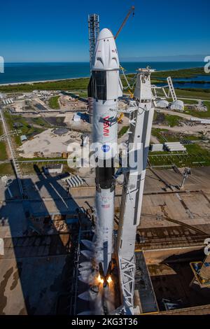 SpaceX Crew-5 vertical et lever du soleil. La fusée Falcon 9 de SpaceX, avec le vaisseau spatial Dragon Endurance en haut, se dresse au Launch Complex 39A au Kennedy Space Center de la NASA en Floride le 1 octobre 2022, avant le lancement de SpaceX Crew-5 par l'agence. L’endurance transportera les astronautes de la NASA Nicole Mann, commandant; Josh Cassada, pilote; et les spécialistes de mission Koichi Wakata, de JAXA (Agence japonaise d’exploration aérospatiale), et le cosmos cosmonaute Anna Kikina à la Station spatiale internationale pour une mission scientifique dans le cadre du programme d’équipage commercial de la NASA. Liftoff est prévu pour midi HAE le 5 octobre 2022. Banque D'Images