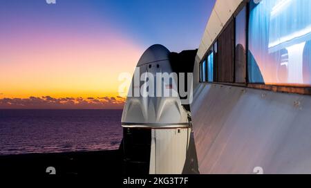 SpaceX Crew-5 vertical et lever du soleil. Voici un gros plan du vaisseau spatial Dragon Endurance de SpaceX, installé au sommet de la fusée Falcon 9 de la société, au complexe de lancement 39A du Kennedy Space Center de la NASA, en Floride, le 1 octobre 2022, alors que le Soleil commence à monter. L’endurance transportera les astronautes de la NASA Nicole Mann, commandant; Josh Cassada, pilote; et les spécialistes de mission Koichi Wakata, de JAXA (Agence japonaise d’exploration aérospatiale), et le cosmos cosmonaute Anna Kikina à la Station spatiale internationale pour une mission scientifique dans le cadre du programme d’équipage commercial de la NASA. Le décollage est prévu pour le HAE à midi Banque D'Images