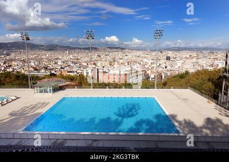 Piscine olympique de Barcelone avec la ville derrière Banque D'Images