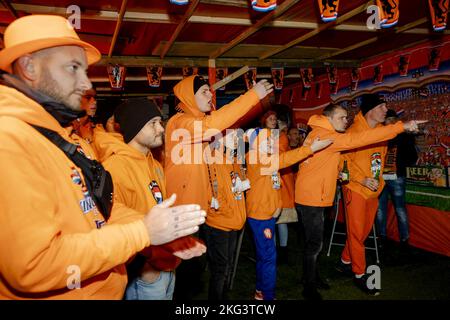 LA HAYE - Orange fans sur le marché Haagse, mieux connu sous le nom de Oranjestraat, lors du match de coupe du monde au Qatar entre le Sénégal et les pays-Bas. ANP SEM VAN DER WAL pays-bas sortie - belgique sortie Banque D'Images