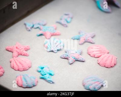 chef pâtissier préparant un bouquet de petits gâteaux givrés sur le thème de la mer turquoise vert Banque D'Images