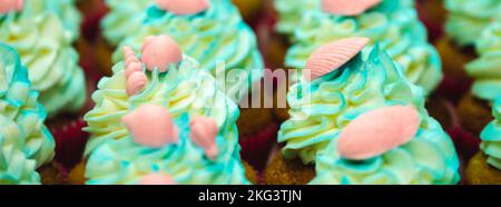 chef pâtissier préparant un bouquet de petits gâteaux givrés sur le thème de la mer turquoise vert Banque D'Images