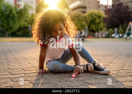 Petite fille s'est engagée dans l'art créatif dehors Banque D'Images