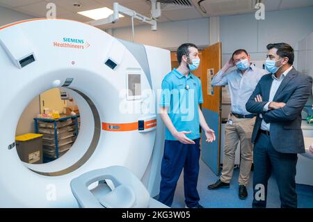 Humza Yousaf, secrétaire à la Santé, avec le radiologue Steven Townsend (à gauche) et le directeur médical Chris McKenna (au centre) dans la salle de tomodensitométrie lors d'une visite au Service de diagnostic rapide du cancer (CDR) de l'hôpital Fife Victoria du NHS à Kirkcaldy, Comme un rapport est publié par l'Université de Strathclyde dans la première année de l'exploitation du service. Date de la photo: Lundi 21 novembre 2022. Banque D'Images