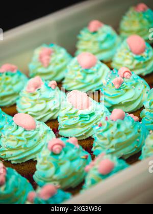 chef pâtissier préparant un bouquet de petits gâteaux givrés sur le thème de la mer turquoise vert Banque D'Images