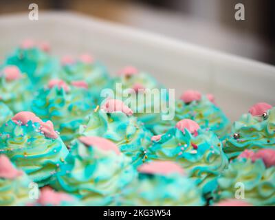 chef pâtissier préparant un bouquet de petits gâteaux givrés sur le thème de la mer turquoise vert Banque D'Images