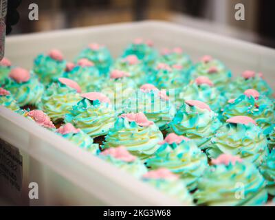 chef pâtissier préparant un bouquet de petits gâteaux givrés sur le thème de la mer turquoise vert Banque D'Images