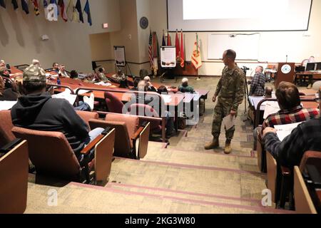 Le commandant de la garnison de fort McCoy, le colonel Stephen Messenger, donne une présentation le 27 octobre 2022, discutant de la garnison, du leadership, et plus encore lors d'une discussion à la mairie avec les membres de la main-d'œuvre de fort McCoy, dans le Wisconsin. Messenger a tenu deux séances pour les membres de la main-d'œuvre afin de discuter d'une récente enquête sur le climat et de revoir ses trois premiers mois de commandement, et de donner un point de vue sur la voie à suivre au sein de la garnison. Banque D'Images