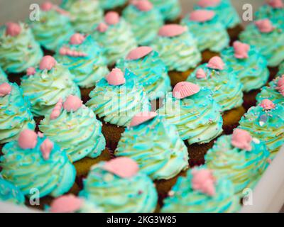 chef pâtissier préparant un bouquet de petits gâteaux givrés sur le thème de la mer turquoise vert Banque D'Images