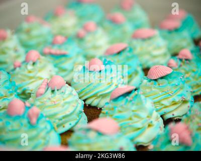 chef pâtissier préparant un bouquet de petits gâteaux givrés sur le thème de la mer turquoise vert Banque D'Images