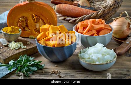 divers ingrédients frais de légumes pour préparer une soupe à la crème de potiron saine Banque D'Images