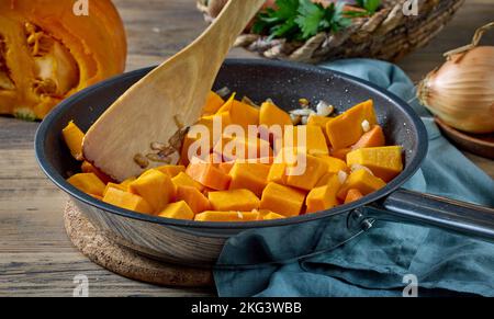 morceaux de potiron tranchés sur un plat de cuisson pour préparer des aliments végétariens sains, soupe à la crème de potiron Banque D'Images