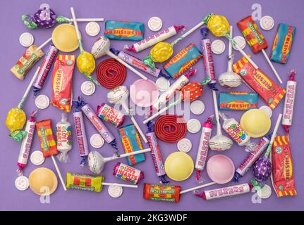 DEVON, ANGLETERRE - NOVEMBRE 6 2022: Flat Lay encore la vie de bonbons rétro pour enfants. J'aime les cœurs, les sucettes, etc Banque D'Images