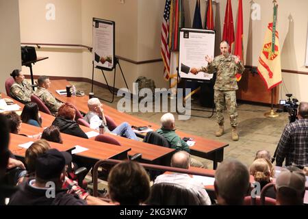 Le commandant de la garnison de fort McCoy, le colonel Stephen Messenger, donne une présentation le 27 octobre 2022, discutant de la garnison, du leadership, et plus encore lors d'une discussion à la mairie avec les membres de la main-d'œuvre de fort McCoy, dans le Wisconsin. Messenger a tenu deux séances pour les membres de la main-d'œuvre afin de discuter d'une récente enquête sur le climat et de revoir ses trois premiers mois de commandement, et de donner un point de vue sur la voie à suivre au sein de la garnison. Banque D'Images