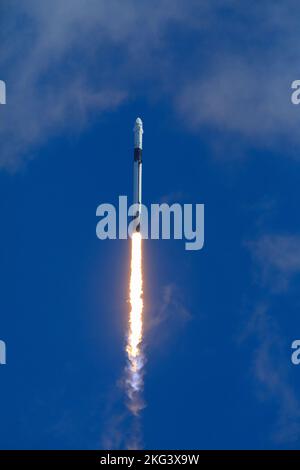 Couverture de lancement en direct SpaceX Crew-5 de la NASA. La fusée Falcon 9 de SpaceX, avec le vaisseau spatial Dragon Endurance en haut, monte en flèche après avoir pris le départ du complexe de lancement 39A du Kennedy Space Center de la NASA en Floride le 5 octobre 2022, lors du lancement du SpaceX Crew-5 de l'agence. Endurance compte parmi ses astronautes Nicole Mann, commandant de la NASA, Josh Cassada, pilote, et Koichi Wakata, spécialistes de mission de JAXA (Agence japonaise d'exploration aérospatiale), et Anna Kikina, cosmos cosmonaute. L’équipage se dirige vers la Station spatiale internationale pour une mission d’expédition scientifique dans le cadre du programme d’équipage commercial de l’agence Banque D'Images