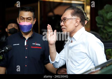 Kuala Lumpur, Malaisie. 21st novembre 2022. Le chef de l'opposition malaisienne Anwar Ibrahim (R) arrive pour une réunion spéciale à Kuala Lumpur. Il est appris que la rencontre spéciale entre les deux coalitions du parti de Pakatan Harapan (Alliance de l'espoir) et Barisan Nasional (Front national), est de former un gouvernement fédéral, Comme aucune coalition n'a obtenu une majorité simple pour former un gouvernement fédéral pour les élections générales de 15th qui viennent de se terminer. (Photo de Wong Fok Loy/SOPA Images/Sipa USA) Credit: SIPA USA/Alay Live News Banque D'Images