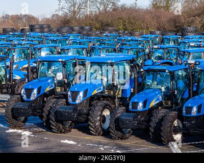 nouveaux tracteurs en usine Banque D'Images