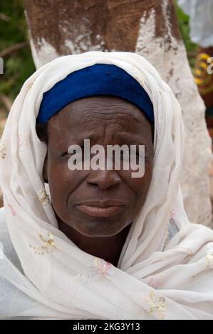 Femme plus âgée en vêtements traditionnels ; ; ; Bénin Atacora Natitingou Banque D'Images