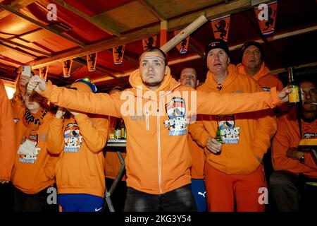 LA HAYE - Orange fans sur le marché Haagse, mieux connu sous le nom de Oranjestraat, lors du match de coupe du monde au Qatar entre le Sénégal et les pays-Bas. ANP SEM VAN DER WAL pays-bas sortie - belgique sortie Banque D'Images