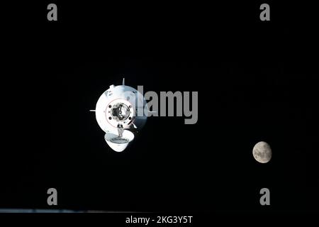 . Iss068e014262 (oct 6, 2022) --- le vaisseau d'équipage SpaceX Dragon Endurance, transportant quatre membres de l'équipage Crew-5, s'approche de la Station spatiale internationale avec la Lune gibboteuse cirée en arrière-plan. Crédit: NASA/Kjell Lindgren Banque D'Images